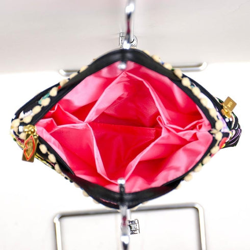 バッグ TUNIC エステルムースプリント シャイニーデイの手付きポーチ クロ 10152-B